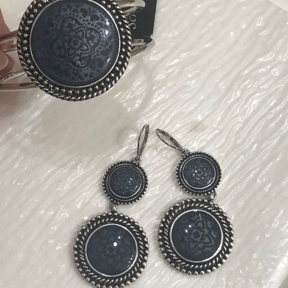 Earrings and bracelet set - Picture 2 of 12